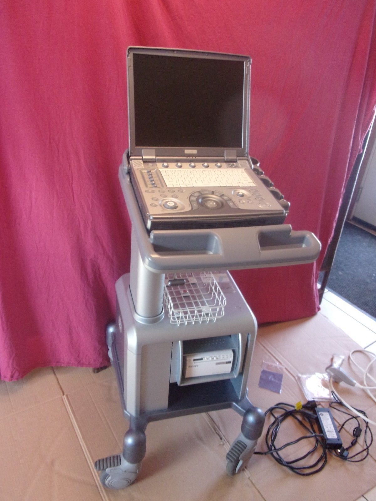GE LOGIQ E ULTRASOUND With 12L-RS Probe And DOCKING CART