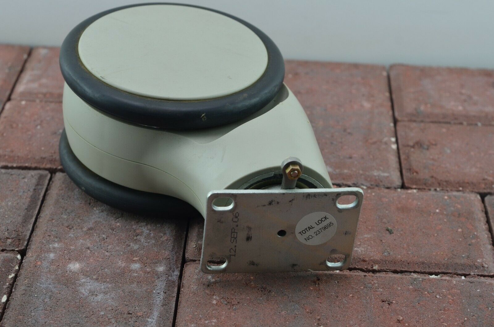 GE LOGIQ E9 Ultrasound Machine Wheel 2979695 (2006) DIAGNOSTIC ULTRASOUND MACHINES FOR SALE