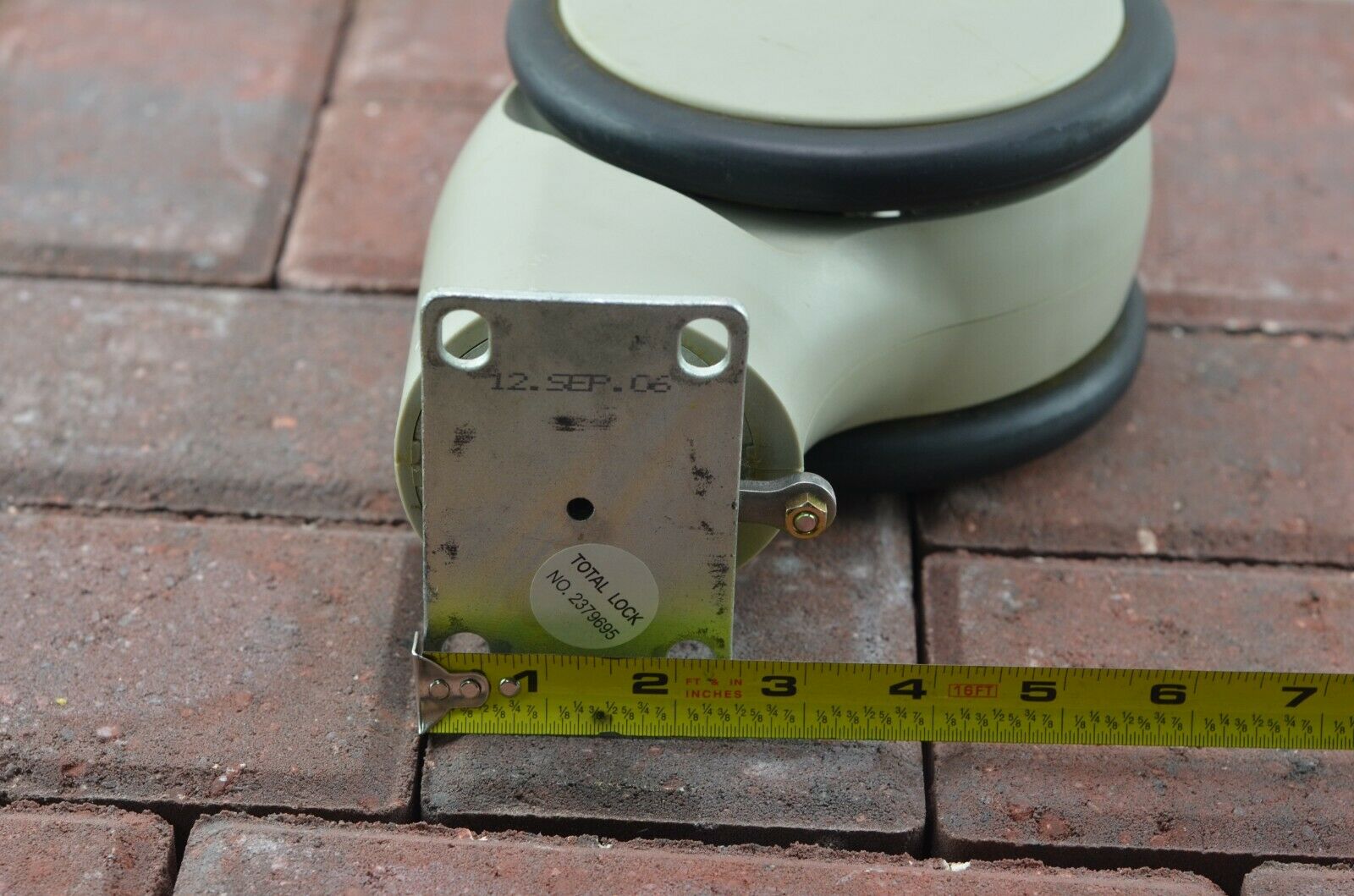 GE LOGIQ E9 Ultrasound Machine Wheel 2979695 (2006) DIAGNOSTIC ULTRASOUND MACHINES FOR SALE