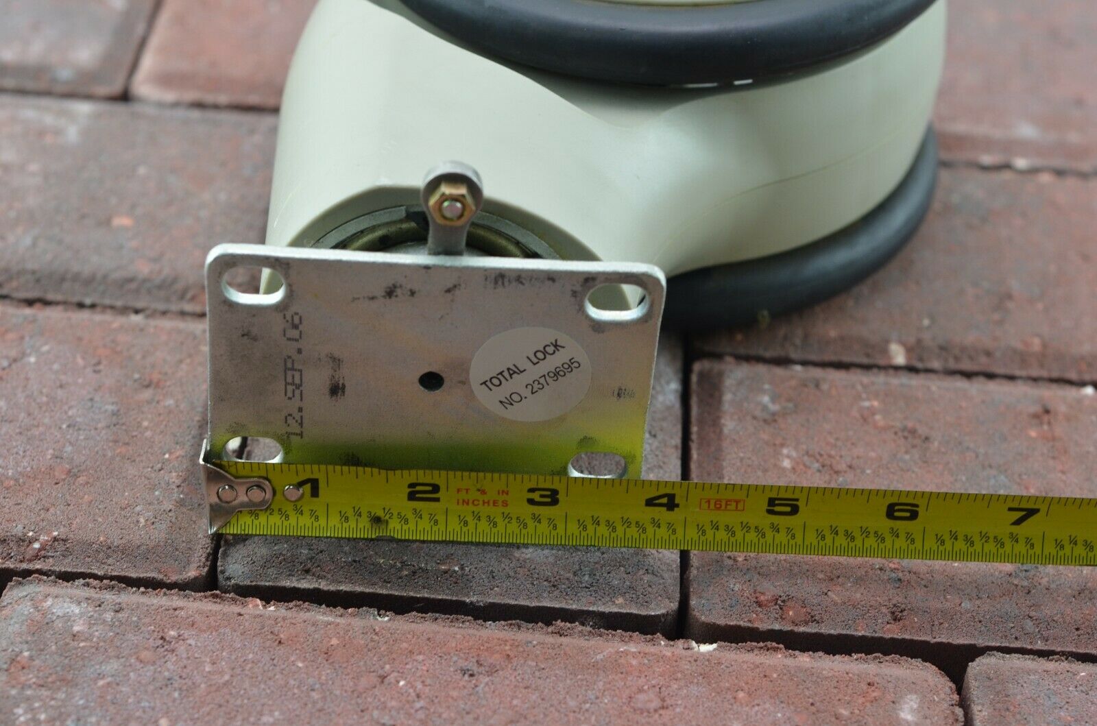 GE LOGIQ E9 Ultrasound Machine Wheel 2979695 (2006) DIAGNOSTIC ULTRASOUND MACHINES FOR SALE