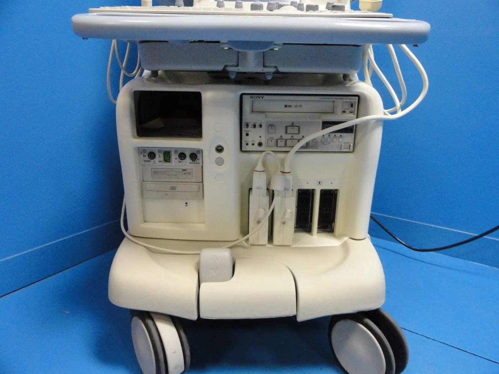 2002 GE LOGIQ 9 Ultrasound W/ 739L Linear, 10S Sector Probes VCR &Printer (7255) DIAGNOSTIC ULTRASOUND MACHINES FOR SALE